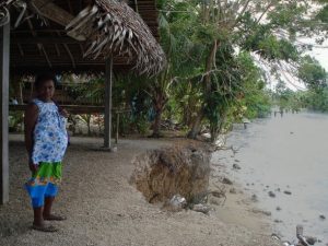 Mujer espera la ayuda contra desastres climáticos