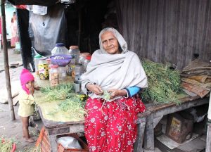 Afsa Begum, de setenta y cinco años, vende galletas y fryums para niños