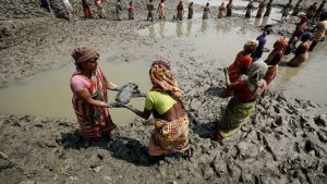Residentes de Bangladesh trabajan para reconstruir un dique roto por el paso de un ciclón
