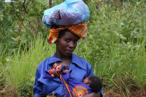 mujer africana amamantando a su hijo
