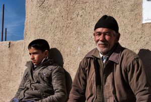 abuelo y nieto sirios a la espera de ayuda