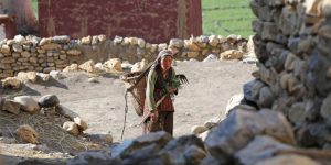 Mujer nepalí abandonando su hogar a causa de las sequías