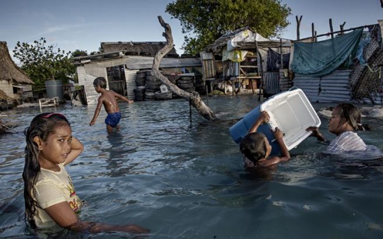 Niños rescatando sus objetos personales tras una inundación