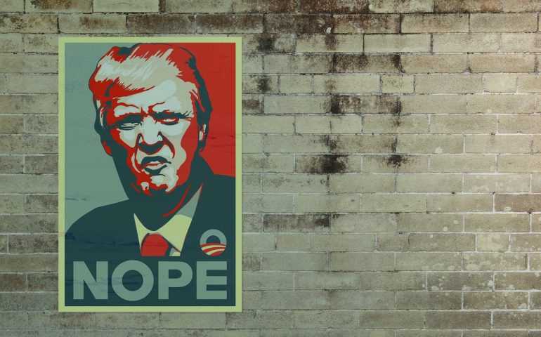 Un cartel de Donald Trump pegado en una pared