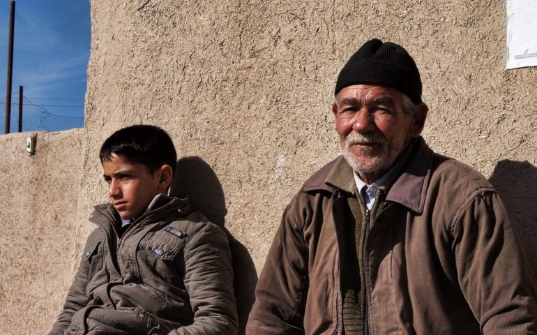 abuelo y nieto sirios a la espera de ayuda