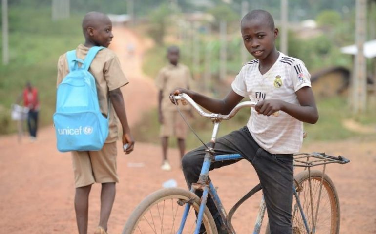 Niños africanos en su ruta hacia el colegio