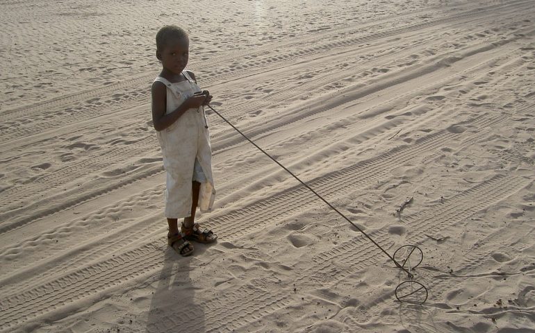 Niña africana jugando