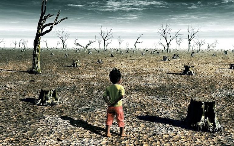 niño frente a un campo seco por la falta de precipitaciones