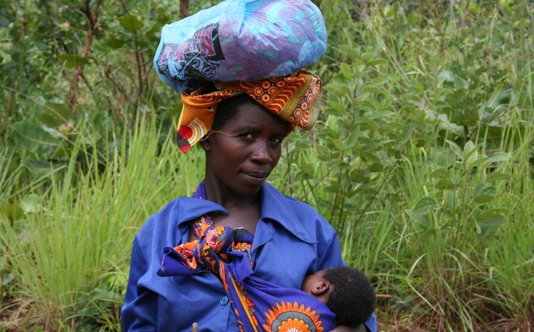 mujer africana amamantando a su hijo